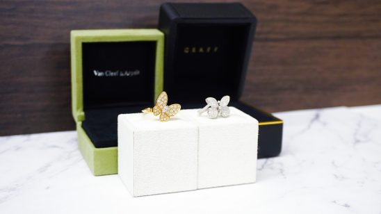 【幸福を運ぶバタフライ】グラフ vs ヴァン クリーフ＆アーペル。大人の指元を彩るバタフライリング比較