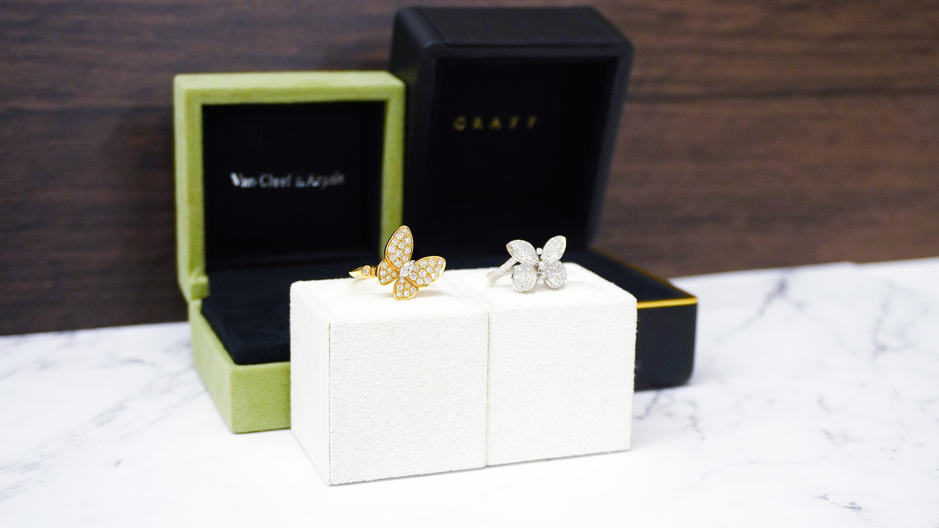 幸福を運ぶ蝶】グラフ vs ヴァン クリーフ＆アーペル。指元を彩る