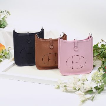 エルメス「エヴリンTPM」特集｜軽やかな春の装いに寄り添う万能ミニバッグ