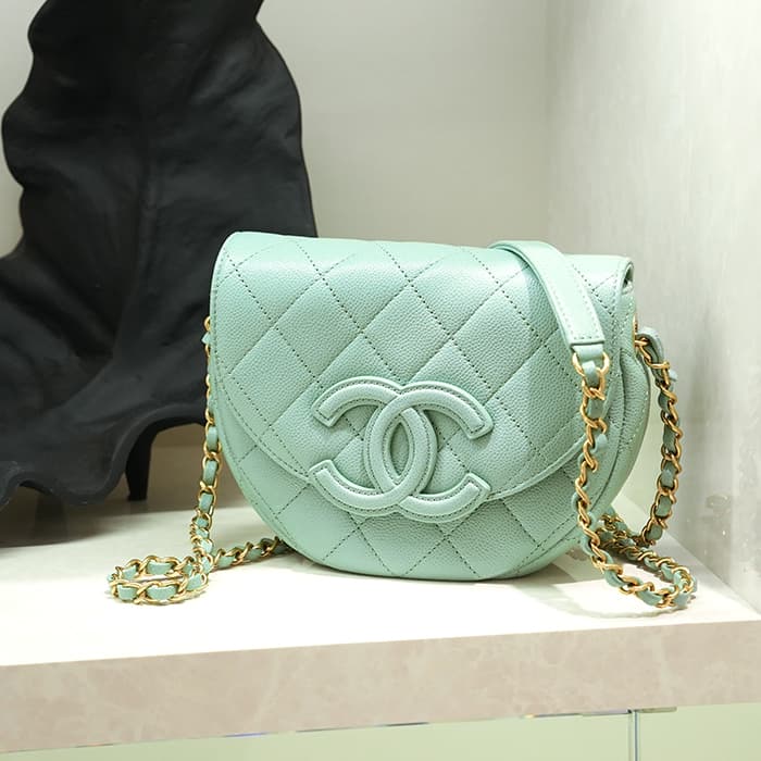 CHANEL シャネル ミニメッセンジャーバッグ キャビアスキン ライトグリーン
