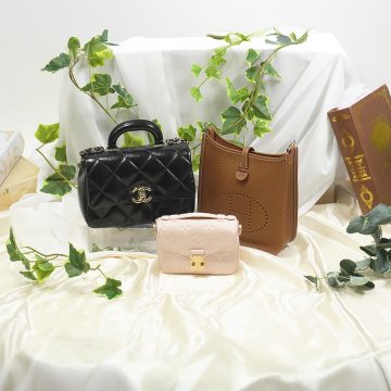 秋冬コーデを軽やかに魅せる｜CHANEL・LOUIS VUITTON・HERMÈSの「小さめバッグ」3選